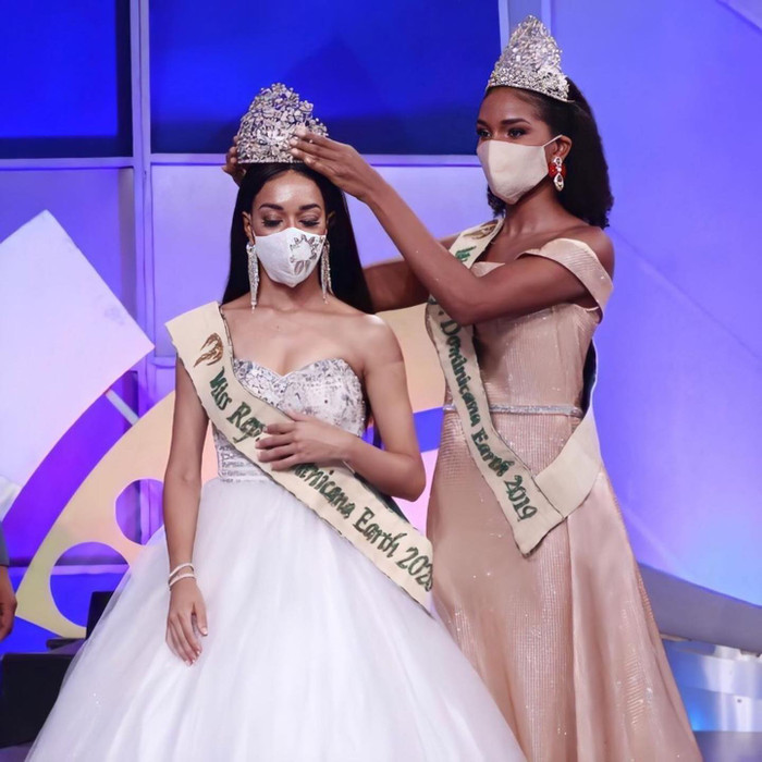 Đại diện Dominica tại Miss Earth 2020 trước đó từng đăng quang cuộc thi Hoa hậu Trái Đất Dominica tại quê nhà - lúc đội vương miện cô cũng bịt khẩu trang kín mít.
