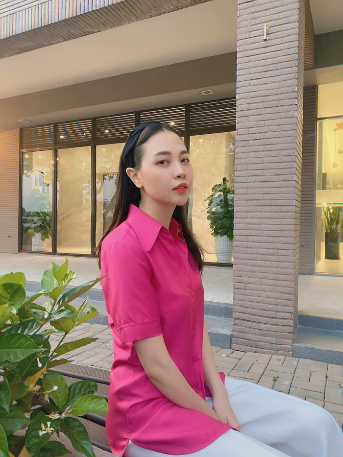 Không thể phủ nhận rằng, từ sau khi sinh con gái đầu lòng, người đẹp xứ Lạng ngày càng xinh đẹp mặn mà hơn, những hình ảnh của cô được nhận xét là trông chẳng khác gì thuở còn son