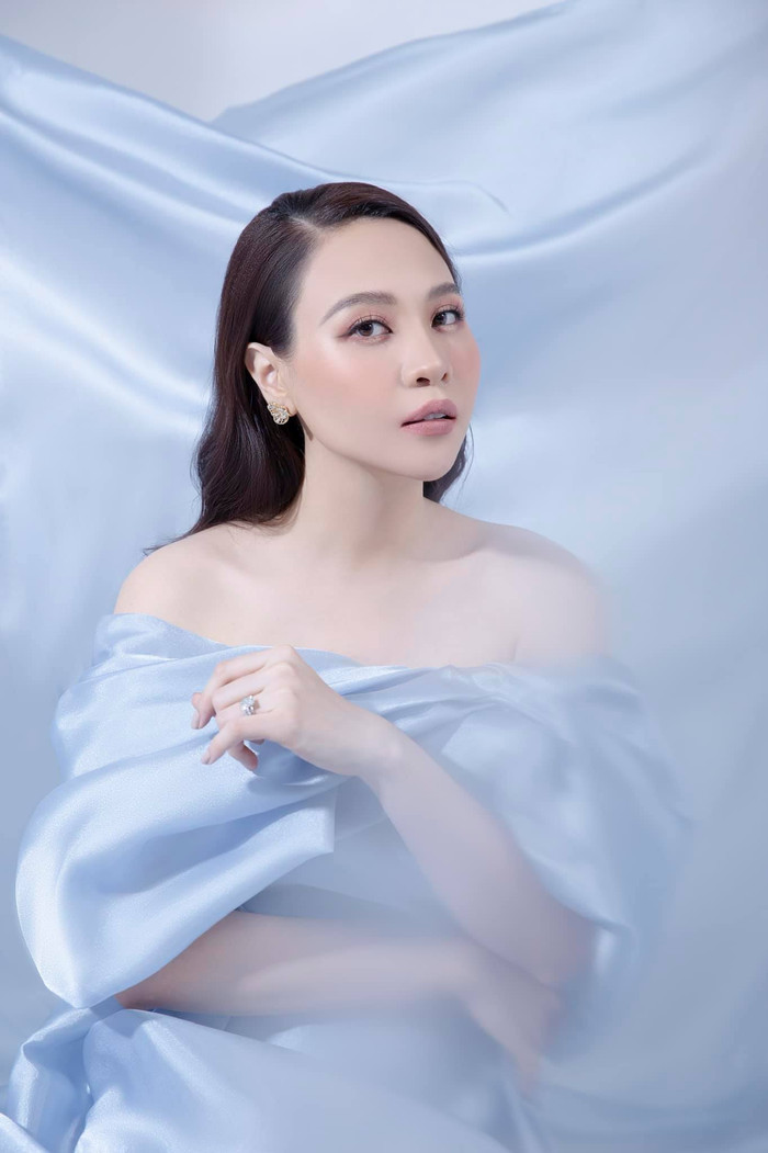 Có thể thấy, khi được trang điểm, chăm chút nhan sắc kĩ càng thì Đàm Thu Trang vẫn xinh đẹp rạng ngời