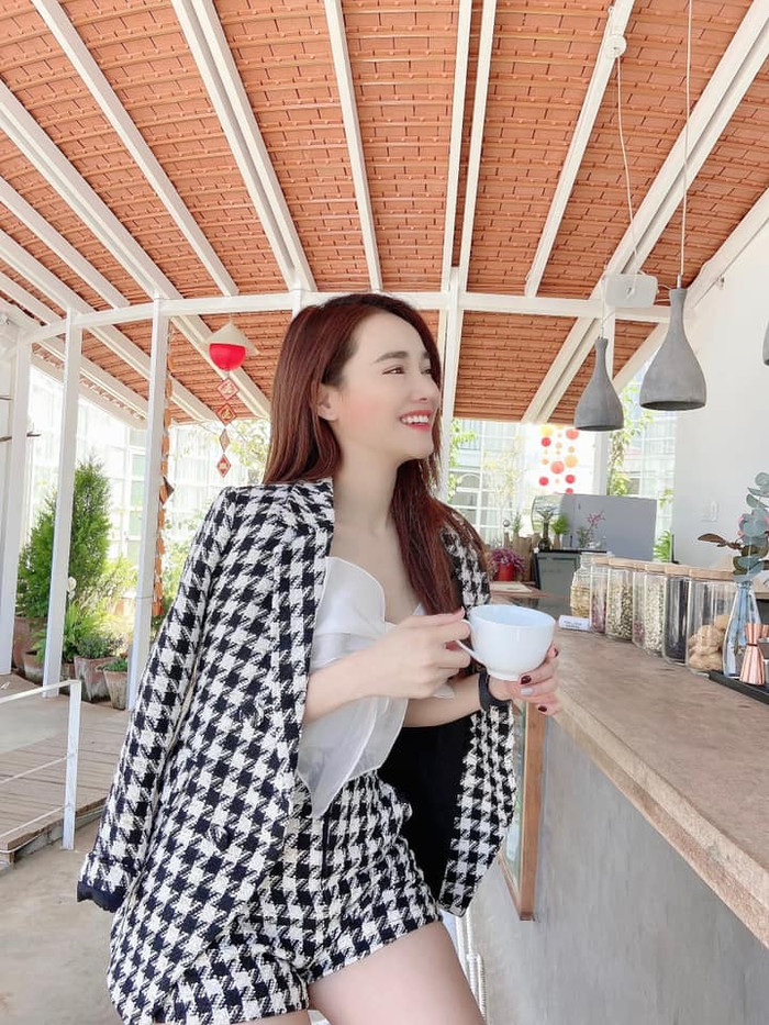 Thậm chí ai nấy đều cho rằng sau khi sinh con, bà xã Trường Giang còn xinh đẹp và rạng rỡ hơn cả ngày còn son sắc nữa