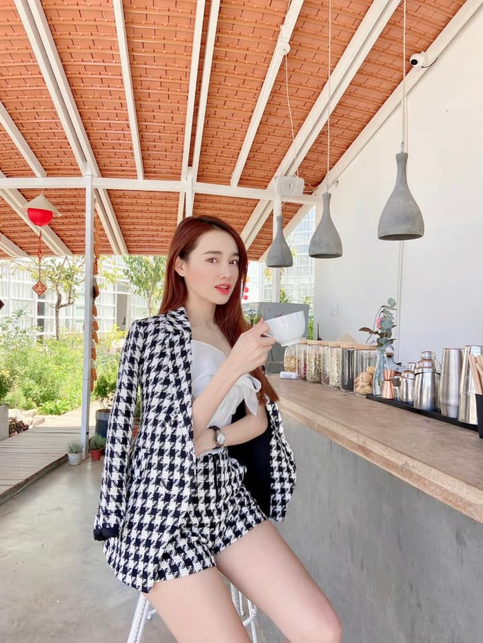 Cô thường xuyên khiến dân tình trầm trồ không thôi trước vóc dáng thanh mảnh, đôi chân dài nuột nà cùng vòng eo con kiến