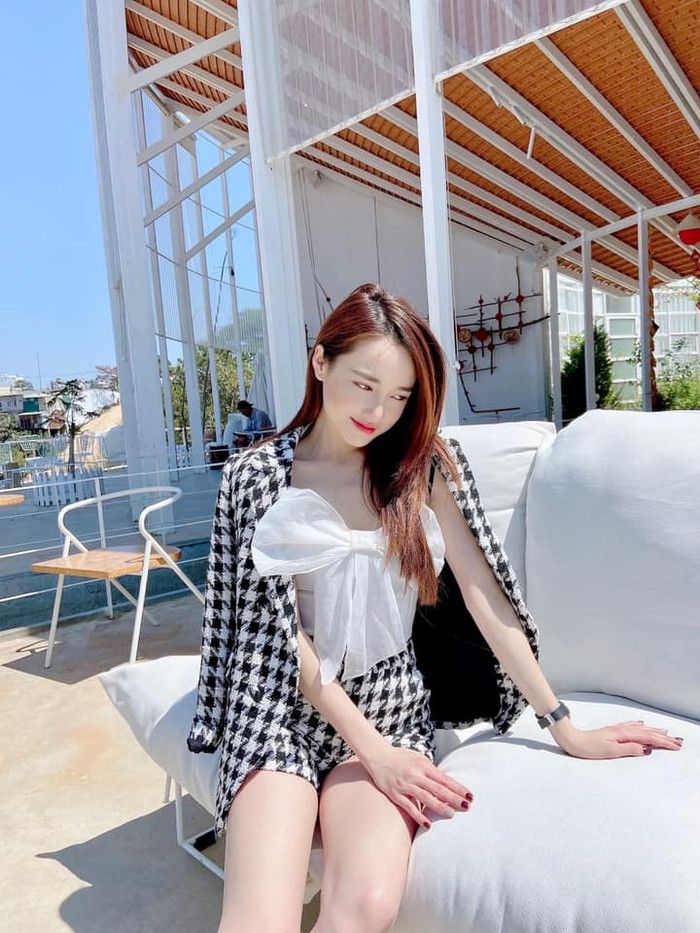 Nữ diễn viên không quên đính kèm chia sẻ trách yêu ông xã Trường Giang nấu quá nhiều đồ ăn đậm vị Tết khiến cô phải khẩn cấp giảm cân