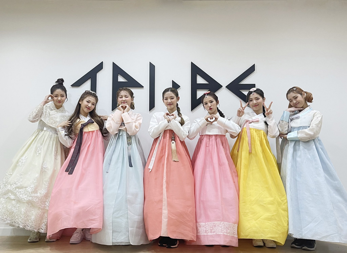 Fan tò mò danh tính girlgroup vừa mới debut đã được về 'chung nhà' Mỹ tiến với Twice, (G)I-DLE Ảnh 1