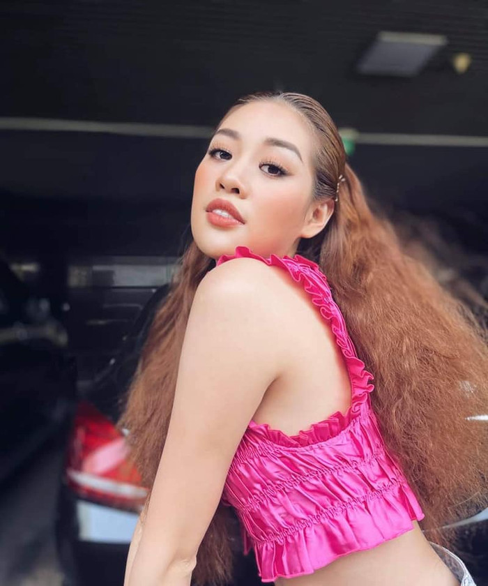 Chiếc áo màu hồng được xử lý tinh tế, dún bèo trẻ trung là item đắt giá được sử dụng trong set đồ này. 