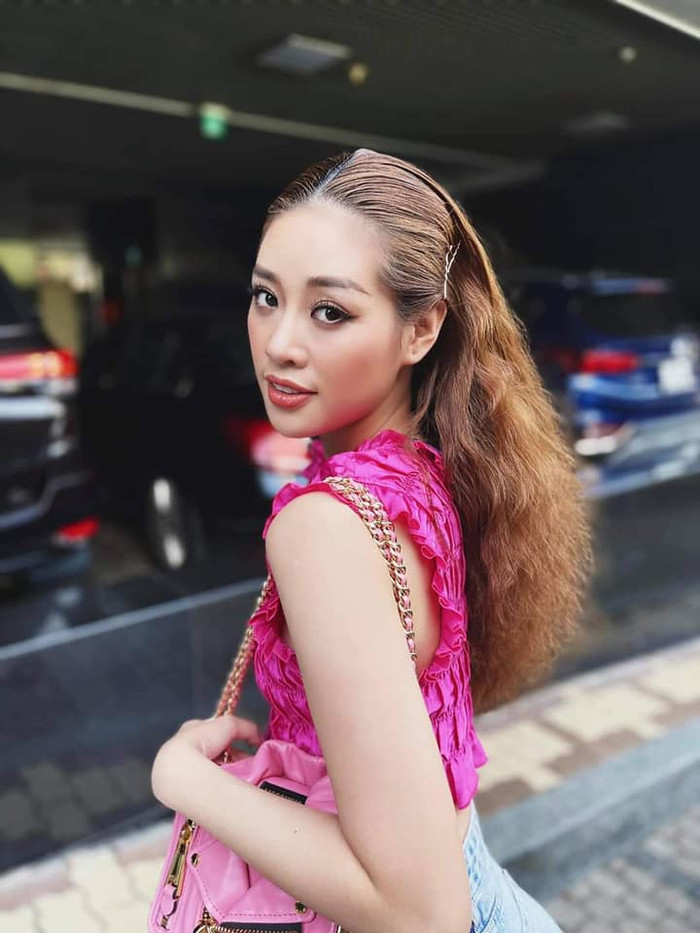 Bộ cánh khoe được làn da trắng, vòng eo thon gọn đáng mơ ước. 