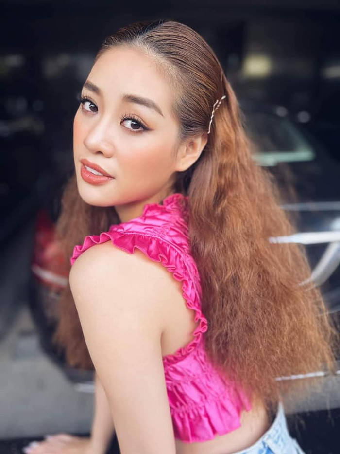 Do tình hình dịch bệnh, nên cuộc thi Hoa hậu Hoàn vũ Quốc tế đã được dời lại, do đó Khánh Vân có thời gian trau dồi, rèn luyện mình để trở nên tốt nhất. 