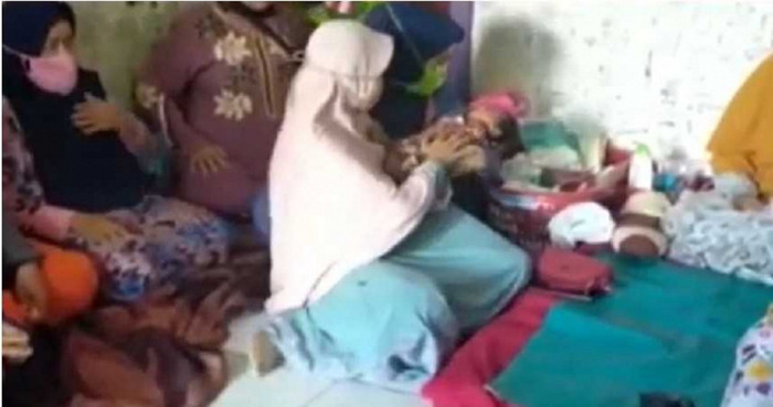 Siti sinh con chỉ sau 1 giờ cảm thấy có luồng gió thổi qua.