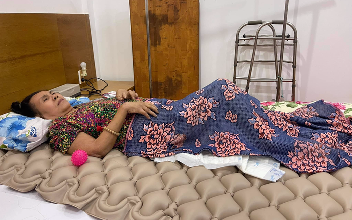 Xót xa hoàn cảnh nghệ sĩ Hoàng Lan: Bị hoại tử cột sống và mù một bên mắt Ảnh 2