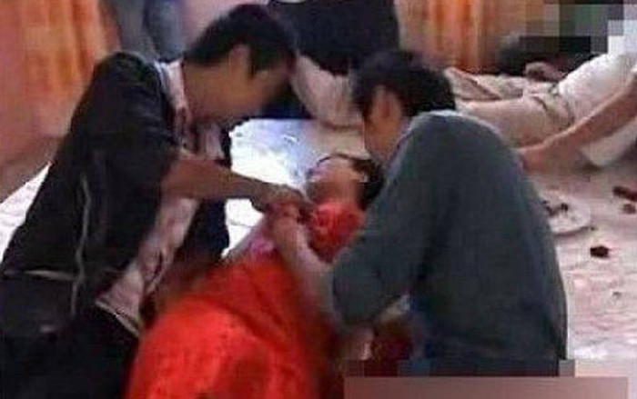 Bị say rượu khi bạn thân nhờ làm phù dâu, cô nàng hốt hoảng khi tỉnh dậy với 2 người đàn ông bên cạnh Ảnh 2