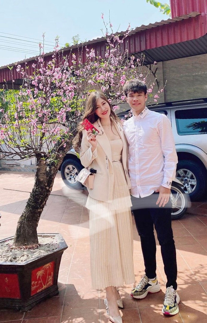 Hai vợ chồng cầu thủ Văn Dũng trong dịp đầu năm mới 