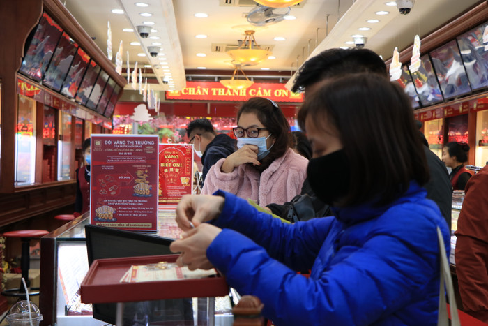 Bà Nguyễn Thị Luyến, Phó giám đốc phụ trách kinh doanh hiệu vàng Bảo Tín Minh Châu cho biết, trong ngày đầu tiên mở cửa giao dịch trở lại sau kỳ nghỉ tết Nguyên Đán (mùng 6 Tết), lượng khách đến các cơ sở của đơn vị này thăm quan, mua sắm tăng hơn so với thời điểm cận Tết vừa qua. Trong ngày đầu năm Tân Sửu, giá vàng thế giới có giảm,  dự kiến có thể giá sẽ nhích lên trong vài ngày tới. 