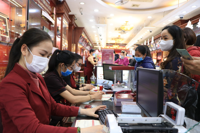 Tại cửa hàng Bảo Tín Minh Châu trên đường Trần Nhân Tông, quận Hai Bà Trưng, Hà Nội, khác với mọi năm là khách thường để ngày mùng 9 và mùng 10 đổ xô đi mua vàng cầu Thần tài,