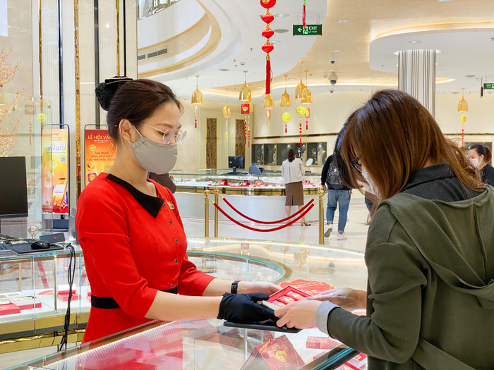 Bà Nguyễn Thanh Hương – Phó Tổng giám đốc Tập đoàn Vàng bạc Đá quý DOJI cho biết, với trọng lượng đa dạng: 1 chỉ, 2 chỉ, 5 chỉ, 10 chỉ, các sản phẩm Đồng vàng Kim Ngưu và Âu Vàng Phúc Long của DOJI hứa hẹn đáp ứng tối ưu nhu cầu mua vàng cầu may của người dân. Tất cả các sản phẩm này của DOJI được mua/bán theo giá vàng SJC và đổi ngang giá với SJC.