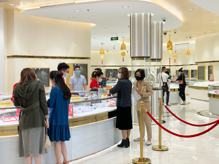 Tại Tập đoàn Vàng bạc Đá quý DOJI (Hà Nội) nhiều người đã đến đây để mua vàng.
