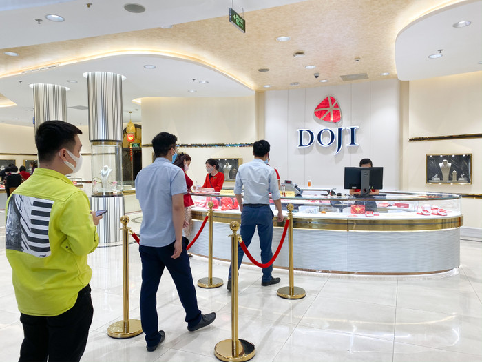 Mọi người bước từ ngoài vào được nhắc nhở đeo khẩu trang, giữ khoảng cách an toàn...