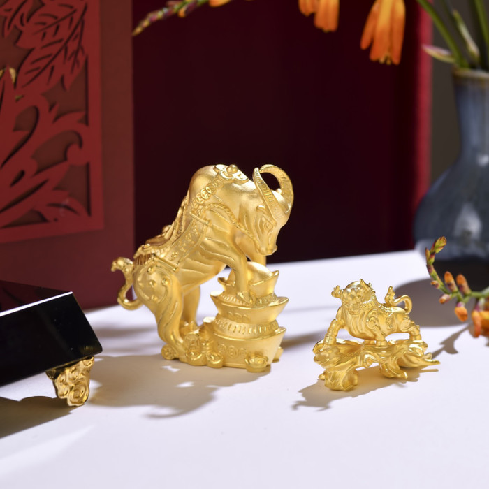 Theo bà Luyến, trong ngày Thần Tài, Bảo Tín Minh Châu có chuẩn bị các sản phẩm chủ đạo như VRTL 6 bản vị. Ngoài ra, năm nay Bảo Tín Minh Châu cho ra thêm nhiều các sản phẩm vàng trang sức chất lượng cao như linh vật trâu vàng, tượng thần tài, nhẫn kim tiền, đĩnh vàng tài lộc... để đáp ứng nhu cầu của quý khách hàng mua vàng rước lộc đầu xuân.