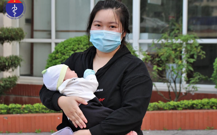 Bệnh nhi sơ sinh nhỏ tuổi nhất Việt Nam nhiễm Covid-19 khi hơn 20 ngày tuổi được công bố khỏi bệnh Ảnh 2