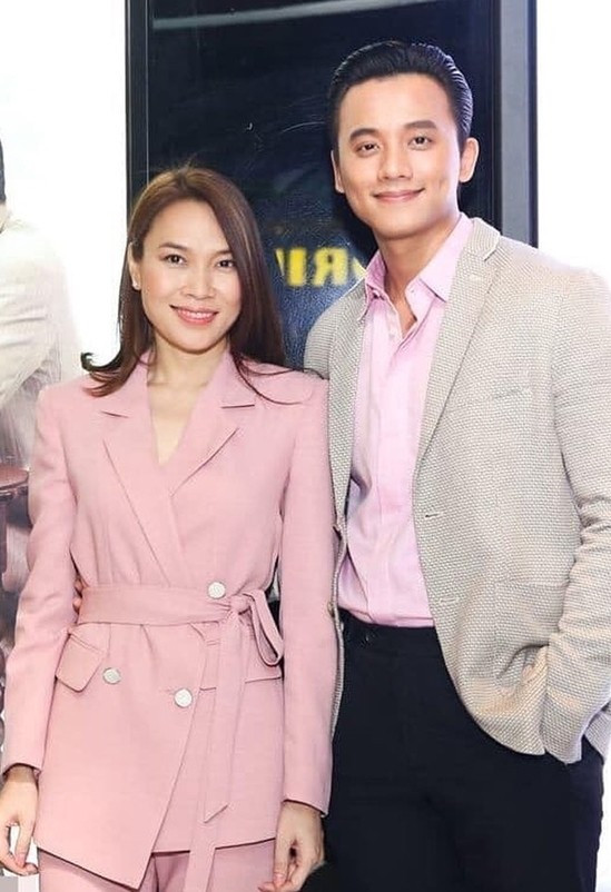 Cùng là vest theo tông pastel, cả hai có cách chọn những sáng tạo phù hợp riêng biệt cho giới tính cũng như sở thích của mình. 