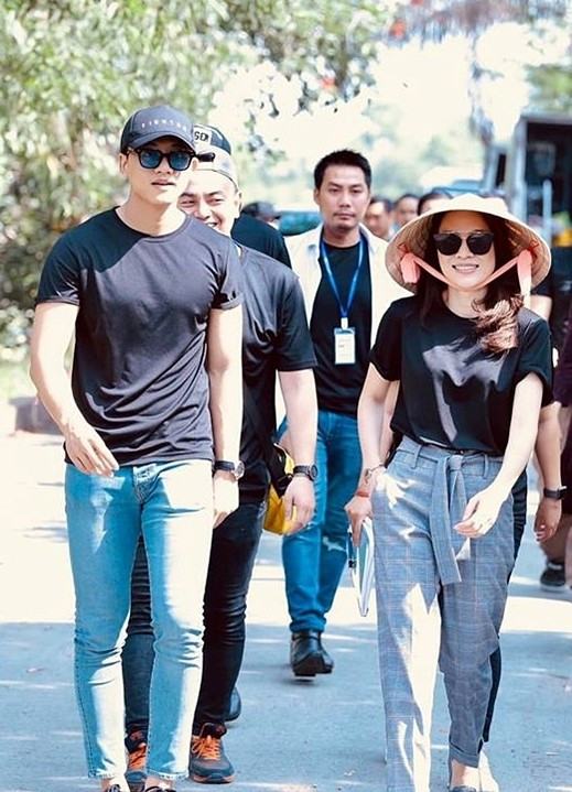 Cùng là áo phông trơn nhưng khi mix cùng các kiểu quần khác nhau, mỗi người đã có một set đồ riêng cho mình nhưng vẫn hài hòa khi sánh đôi. 