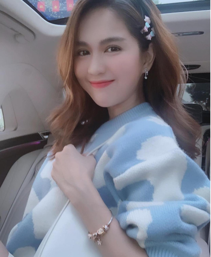 Ngọc Trinh xuống phố cuối tuần với áo sweater điệu đà, fan tấm tắc không cần hở vẫn đẹp mĩ mãn Ảnh 3