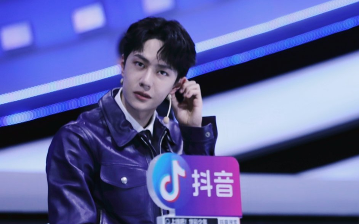 Vương Nhất Bác tỏ thái độ bực bội khi ngồi ghế huấn luyện viên? Ảnh 2