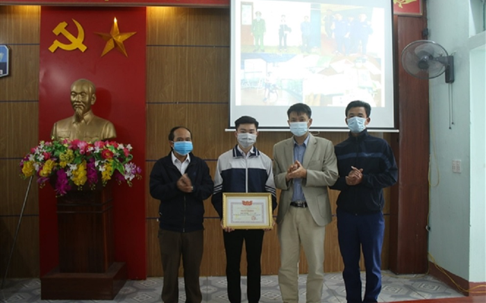 Khen thưởng nam sinh trả lại 30,5 triệu đồng cho người đánh rơi Ảnh 2