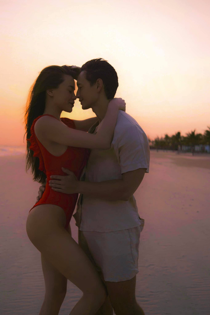 Khoảnh khắc ngọt ngào cùa Hà Hồ & Kim Lý tại bãi biển khiến dân tình phải xuýt xoa