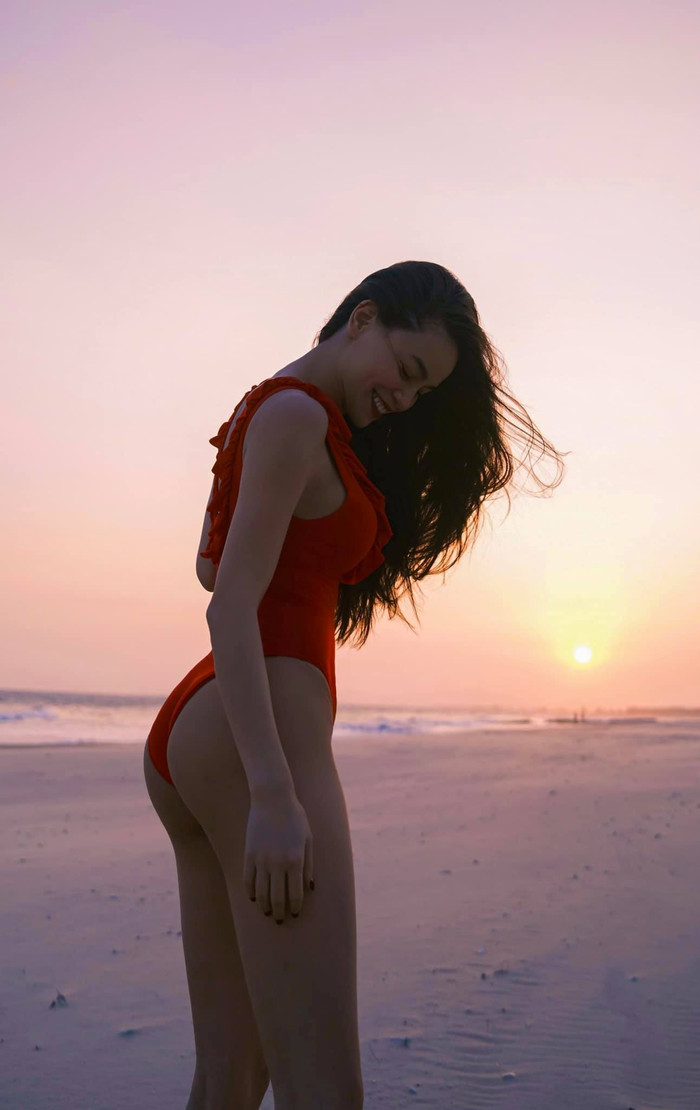 Hồ Ngọc Hà khoe khéo body 3 vòng nuột nà trong bộ đồ bơi một mảnh đỏ rực tôn dáng 