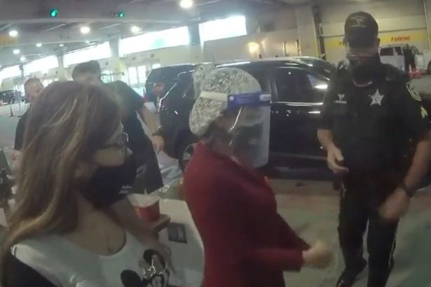 Hai phụ nữ đã bị cảnh sát phát hiện cải trang thành bà già để được tiêm vắc xin Covid-19.