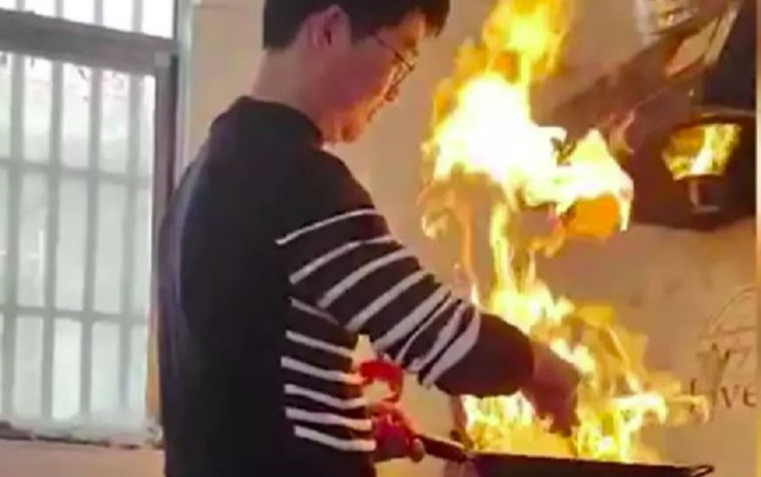 Về nhà vợ trổ tài nấu nướng, con rể quý làm cháy luôn nhà bếp khiến bố mẹ sợ khiếp vía Ảnh 2