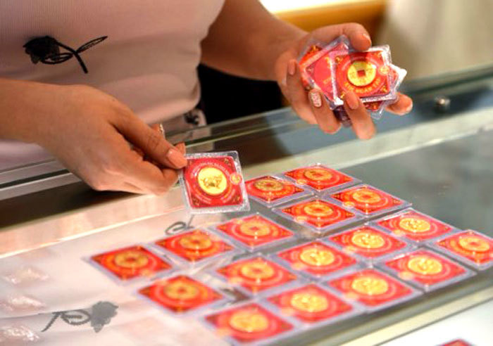 Ngày vía Thần Tài, chó cưng được chủ 'tậu' cho lắc vàng bạc triệu, sang chảnh nằm giữa nhà Ảnh 3