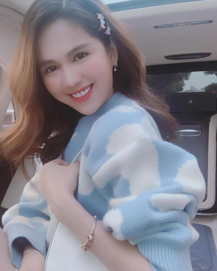 Ngọc Trinh cũng kết hợp phong cách trang điểm tông hồng nhẹ nhàng cùng kiểu tóc uốn gợn sóng đầy yêu kiều để tăng thêm vẻ ngoài dịu dàng nữ tính cho mình