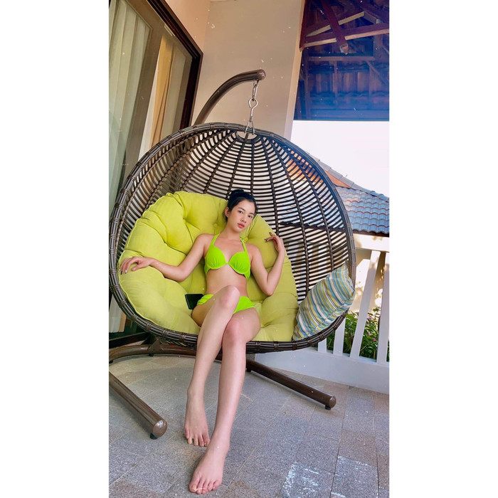 Cẩm Đan khoe đôi chân dài, vòng eo con kiến với bộ bikini tông màu nổi bật