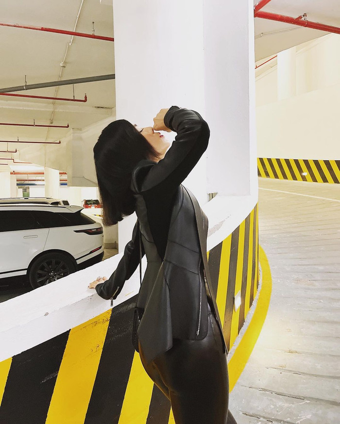 Không cần chụp phía trước, chỉ đăng ảnh phía sau mà Lệ Quyên đã khiến công chúng nức nở với vòng 3 căng tròn.