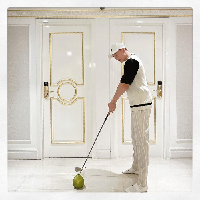 Chẳng thể ra ngoài đánh golf, ST Sơn Thạch khiến khán giả cười như được mùa khi ở nhà 'đánh bưởi' thế này.