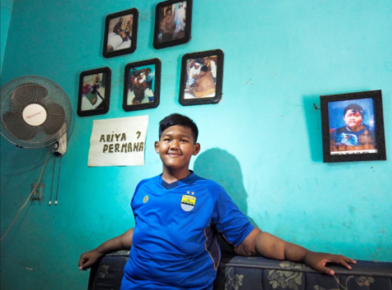 Giờ đây, Arya có thể đi bộ 3 km mỗi ngày, tham gia các hoạt động như chơi bóng rổ và các môn thể thao khác. 