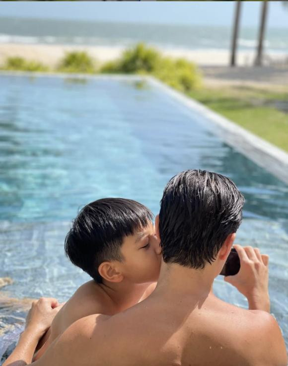 Đặc biệt, cậu nhóc Subeo còn chủ động hôn lên má của Kim Lý khi cả hai đi bơi cùng nhau