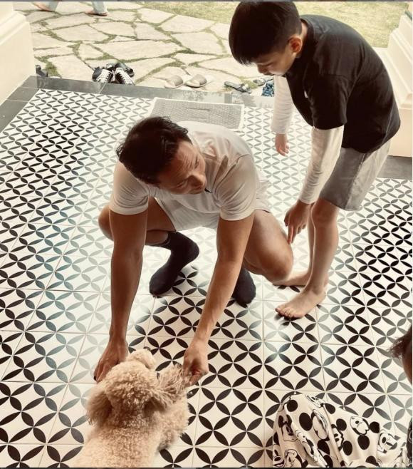 Trên trang cá nhân, 'nữ hoàng giải trí' cũng thường xuyên chia sẻ những hình ảnh của hai người đàn ông trong gia đình qua đó cho thấy sự hoà hợp giữa cả hai