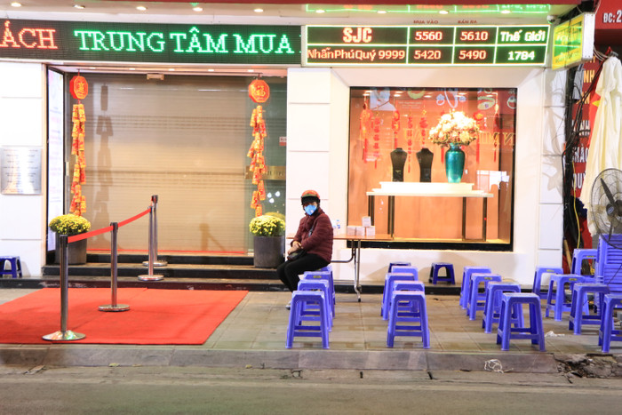 Hiệu vàng Phú Quý lác đác khách chờ mua vàng.