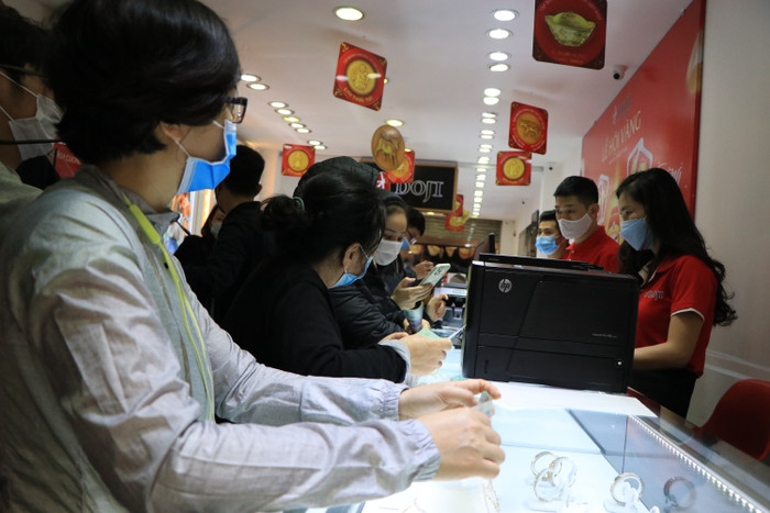 Bà Nguyễn Thanh Hương, Phó Tổng giám đốc Tập đoàn Vàng bạc Đá quý DOJI cho biết, dịp Thần tài năm nay, lần đầu tiên người dân có thể thoải mái ngồi tại nhà, mua vàng Thần Tài trực tuyến một cách 'siêu tốc' mà không cần phải xếp hàng, chờ đợi. Khách hàng có thể lựa chọn tất cả các loại vàng ép vỉ của DOJI, đặc biệt là Vàng ép vỉ Kim Ngưu – Linh vật của năm 2021 hay vàng miếng SJC. 