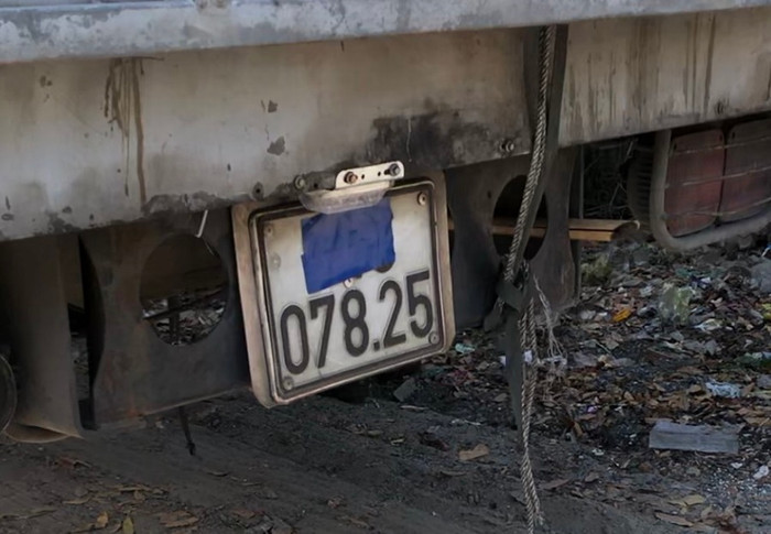 Sợ bị cơ quan chức năng kiểm tra và đưa đi cách ly, tài xế đã dùng băng keo che biển số xe. Ảnh: VietNamNet