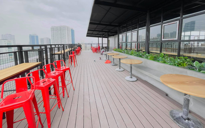 Sang chảnh như 'trường người ta', đầu tư hẳn quán cafe - bar rooftop khiến sinh viên háo hức Ảnh 2