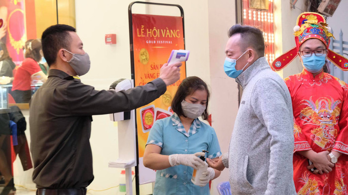 Do tình hình dịch bệnh COVID-19 đnag diễn biến phức tạp, nhiều cửa hàng kinh doanh vàng tại Hà Nội đã chuẩn bị kỹ lưỡng các biện pháp phóng chống dịch: Thực hiện sát khuẩn, đo thân nhiệt, khu vực xếp hàng có vách ngăn,...