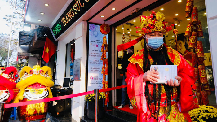 Thế nhưng, khung cảnh chen chúc thường thấy đến năm nay lại vô cùng vắng vẻ, chỉ lác đác vài người xếp hàng. 