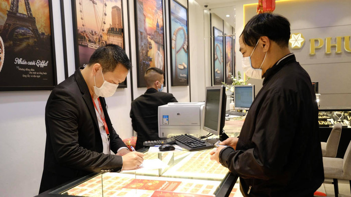 Dù vậy, do tâm e dè, lo ngại của người dân, lượng người đến mua vàng lấy may đầu năm nay rất ảm đạm. 