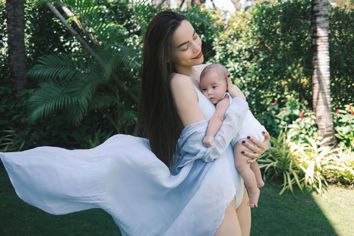 Lisa ngoan ngoãn tựa vào mẹ Hà.