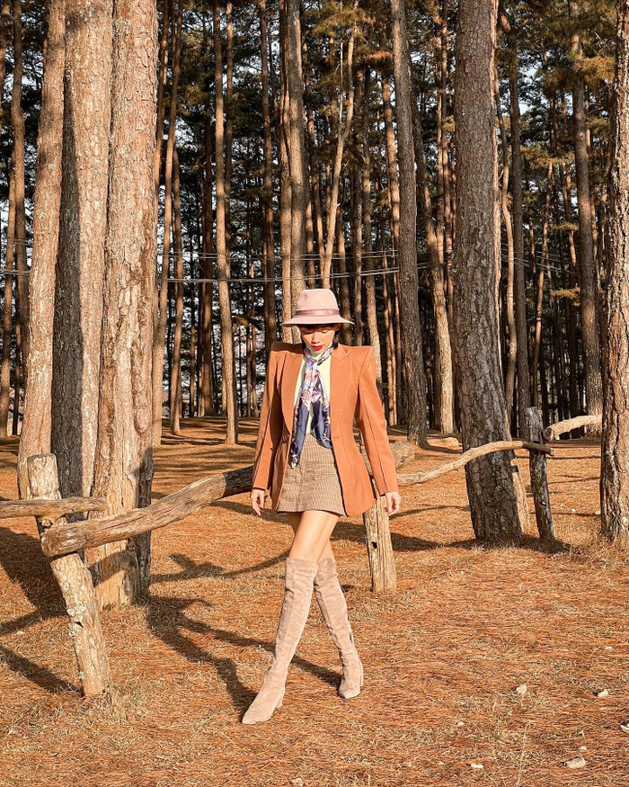 Tóc Tiên chọn cho mình blazer màu nâu da bò độn vai mix cùng chân váy ngắn vintage phối cùng boots da lộn màu nâu nhạt