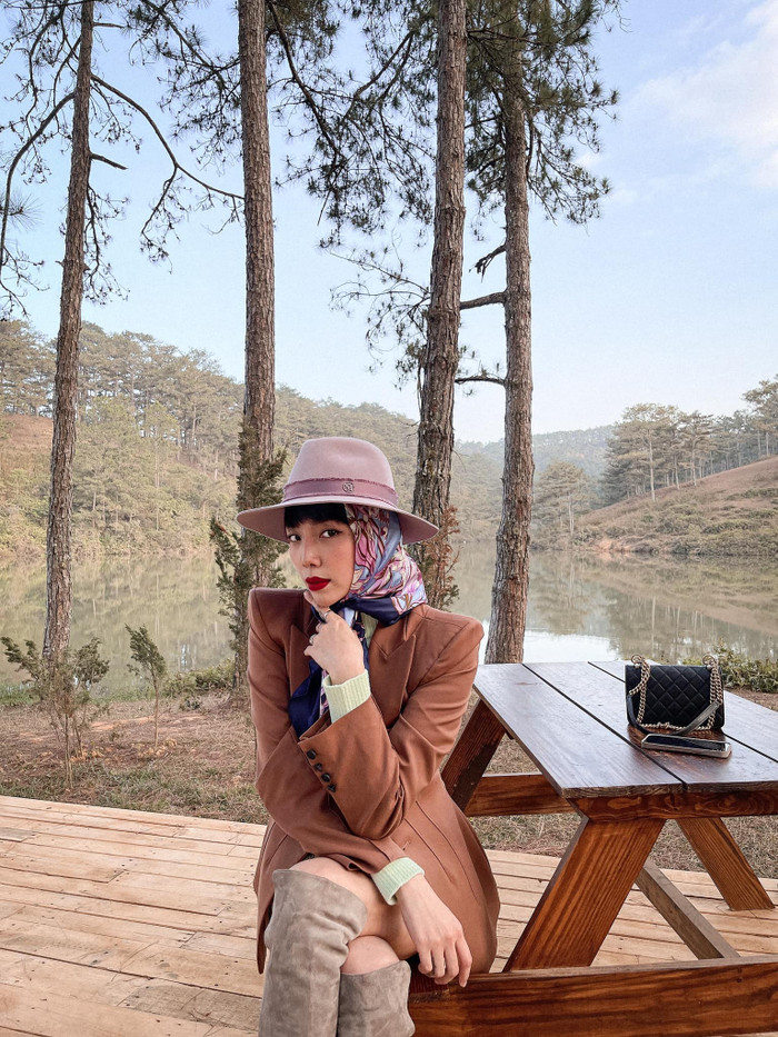 Khí hậu lạnh của Đà Lạt giúp cho nữ ca sĩ thêm phần sáng tạo hơn trong style ăn mặc đậm xu hướng Thu/Đông