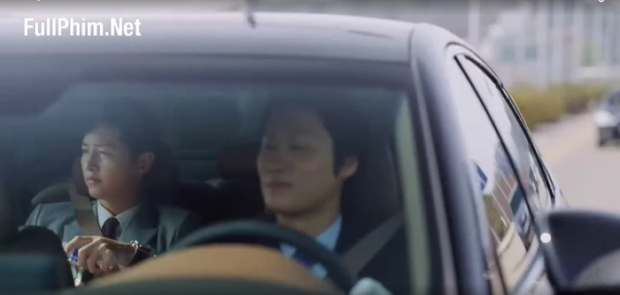 Vincenzo ngồi trên taxi từ sân bay trở về trung tâm thành phố, lắng nghe bản tin thời sự thì tài xế taxi đã bất ngờ dành lời khen cho nhóm nhạc BTS