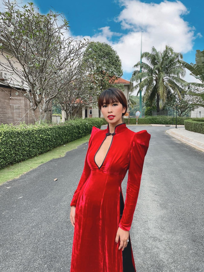 Siêu mẫu Hà Anh cũng từng tự ý thức khuôn mặt có những điểm chưa hoàn hảo song cô lại nói không với dao kéo, dù có lúc cũng ngả nghiêng.